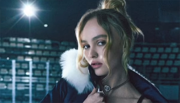 滑冰場上的靈動身影，Lily-Rose Depp 出鏡CHANEL 2023/24 Coco Neige