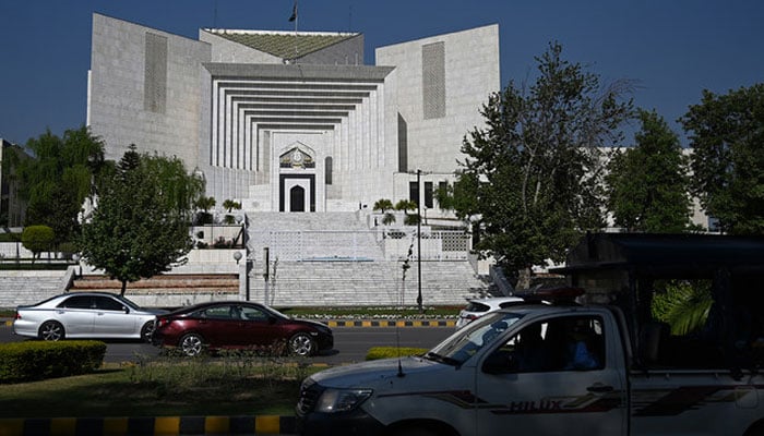 Motorists drive past Pakistans Supreme Court in Islamabad on April 5, 2022. — AFP