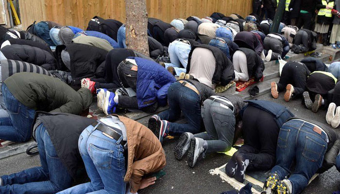 France is planning to ban street praying after a dozen travellers prayed together in the departures hall of Charles de Gaulle airport in Paris ahead of a flight to Jordan. — X/@tgg