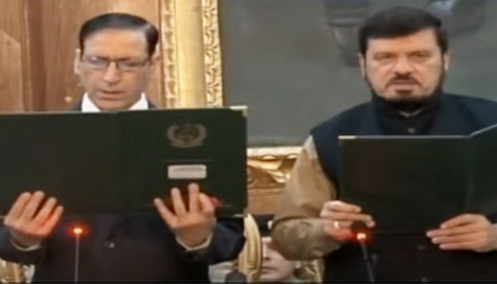 Khyber Pakhtunkhwa Governor Haji Ghulam Ali (left) administers the oath to Justice (retd) Arshad Hussain Shah on November 12, 2023, in this still taken from a video. — YouTube/Geo News