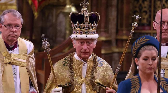 I gioielli di Re Carlo nel discorso sul “Costo della vita” lasciano il pubblico in rosso
