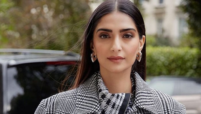 Sonam Kapoor lauds her mother for introducing her to fashion world
