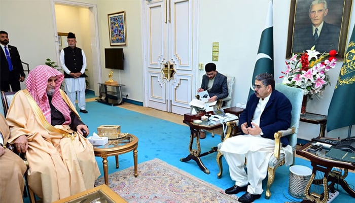 Imam-e-Kaaba Sheikh Saleh Al Humaid speaks to Caretaker PM Anwaar-ul-Haq Kakar. — Radio Pakistan