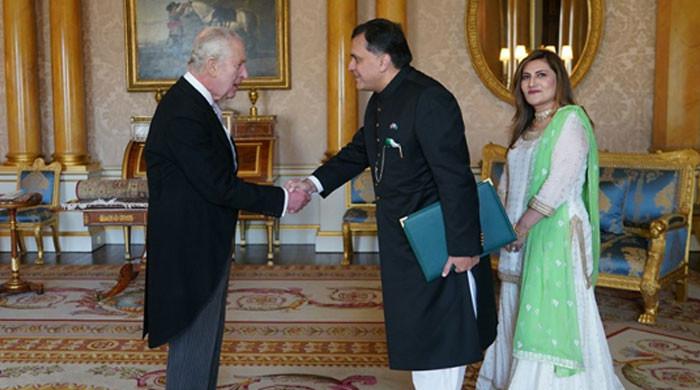 Pakistan Yüksek Komiseri Dr. Faysal, Kral III. Charles’a itimat mektubu sundu