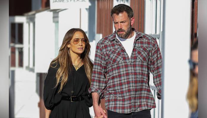 Ben Affleck drives around Jennifer Lopez in the car, hes annoyed now: More inside