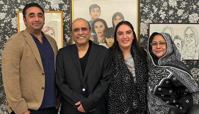  PPP Chairman Bilawal Bhutto Zardari poses for a photo with father Asif Ali Zardari, sister Bakhtawar Bhutto Zardari and aunt Faryal Talpur. — Instagram/aseefabz
