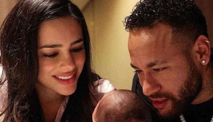 Neymar and Bruna Biancardi holding their new-born daughter. — Instagram/@brunabiancardi