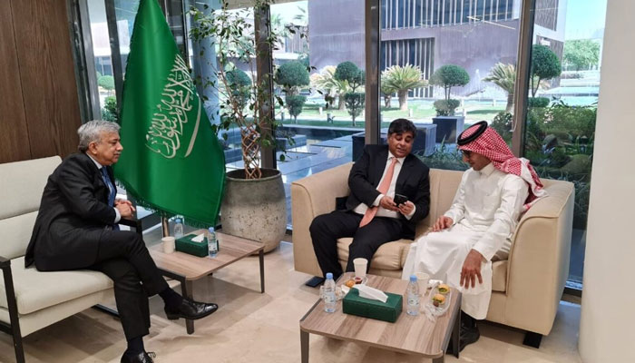 Interim Commerce Minister Gohar Ejaz (centre) holds the final round of discussions with the GCC’s chief negotiator in Riyadh on December 2, 2023. — X/Gohar Ejaz