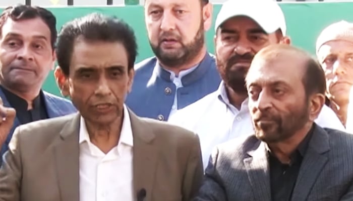 Muttahida Qaumi Movement Pakistan Convener Dr Khalid Maqbool Siddiqui (left) and Farooq Sattar speaking to media persons on December 4, 2023, in Islamabad, in this still taken from a video. —  YouTube/GeoNews