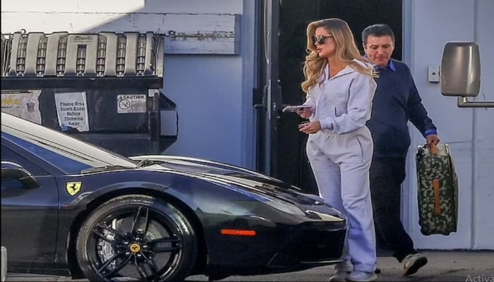 La star de télé-réalité portait un ensemble décontracté alors qu'elle quittait l'établissement et montait dans sa Ferrari.