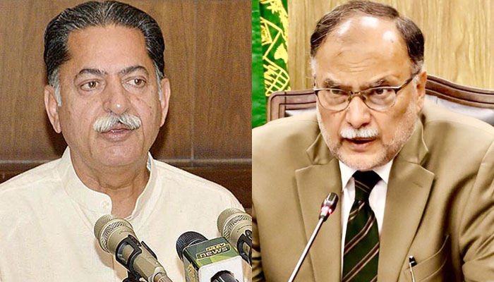 PML-N leaders Mian Javed Latif (left) and Ahsan Iqbal. — APP/File