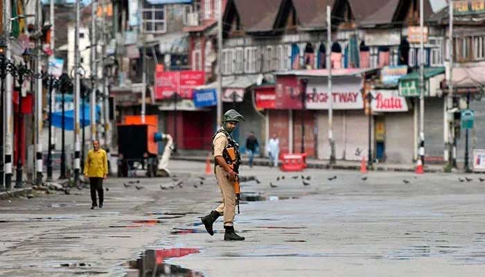 An Indian military personnel stands in the middle of a road amid a curfew days after the abrogation of Article 370 in the Indian Illegally Occupied Jammu Kashmir (IIOJK). — AFP/File