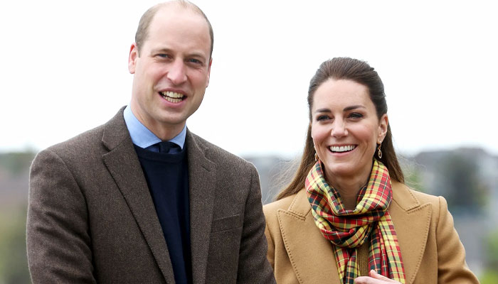 Kate Middleton confirms she didn't wear her wedding ring in her new photo.  Neglect or declaration of divorce?