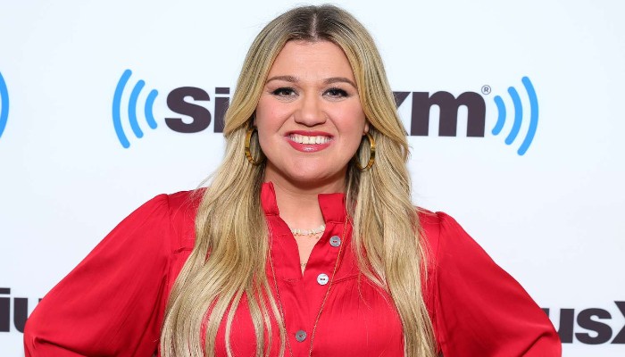 Kelly Clarkson showcased slim figure in red after weight loss