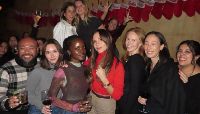13 دسمبر 2023 کو نیو یارک، امریکہ میں کرسمس پارٹی میں وکٹوریہ بیکہم (درمیان بائیں) — Instagram/@victoriabeckham