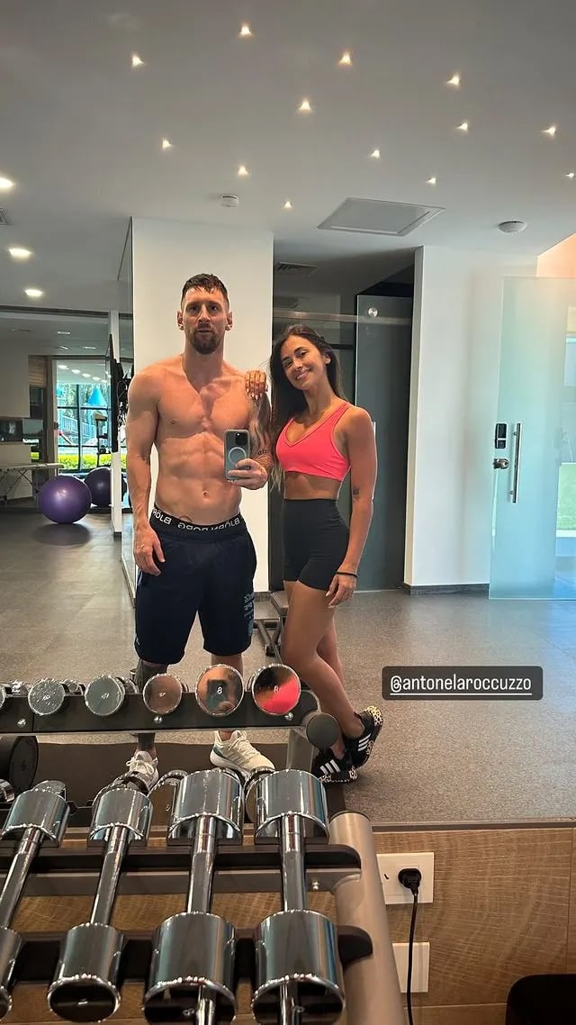 Lionel Messi alongside wife Antonela Roccuzzo posing for gym selfie in this undated photo. – Instagram/@leomessi
