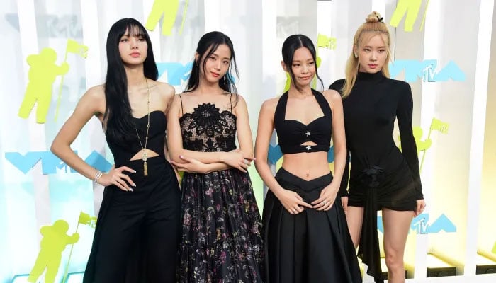 BLACKPINK reunites for group photo weeks after YG contract renewal