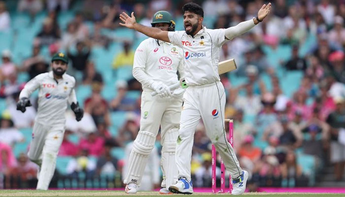 Pakistans bowlers shine, snatch quick wickets from Australia. — x/DSBcricket