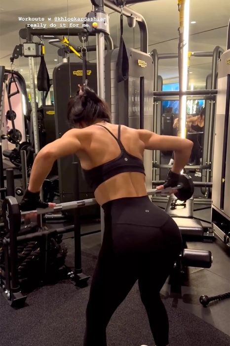 Kim Kardashian flaunts her abs as she does intense workout