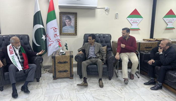 Najeeb Haroon (left) holds a meeting with Muttahida Qaumi Movement-Pakistan (MQM-P) convener Dr Khalid Maqbool Siddiqui (centre), senior deputy convenors Mustafa Kamal and Dr Farooq Sattar in this undated photo. — X/ @faisalsubzwari