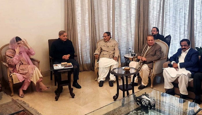 PML-Q President Chaudhry Shujaat exchanges views with PML-N supremo Nawaz Sharif, President Shehbaz Sharif, Maryam Nawaz and others during a meeting to discuss electoral alliance and seat adjustments on Gujrat seats, in Lahore on Wednesday, December 6, 2023. — PPI