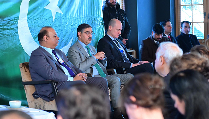 Bekçi Başbakan Anwaar-ul-Haq Kakar, 17 Ocak 2024'te Davos'ta WEF oturum aralarında düzenlenen Pathfinders Pakistan Kahvaltısı toplantısında konuşuyor. — PID