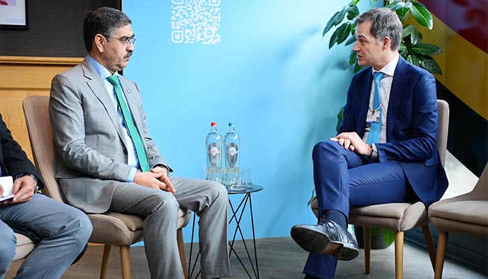 Bekçi Başbakan Anwaar-ul-Haq Kakar (solda), 17 Ocak 2024'te Davos'ta WEF oturum aralarında Belçikalı mevkidaşı Alexander De Croo ile bir araya geldi. — PID