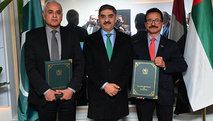 Caretaker PM Anwaar-ul-Haq Kakar witnesses signing of Inter-Governmental Framework Agreements between Ministries of Communications, Railways and Maritime Affairs of Pakistan and the Dubai government represented by DP World on January 18, 2024. — PID