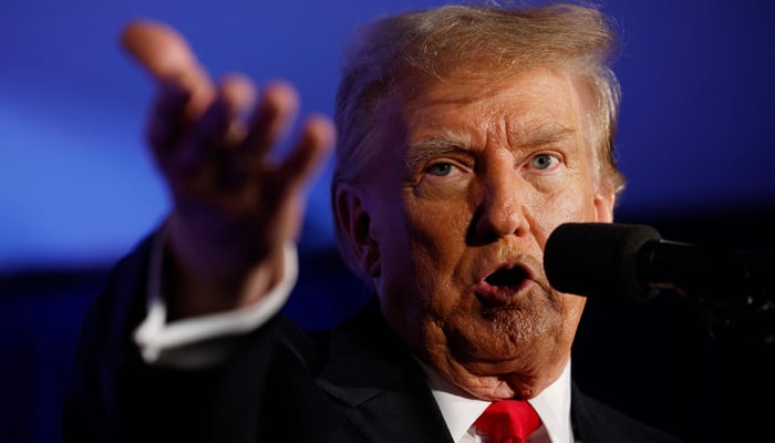 Cumhuriyetçi başkan adayı ve eski ABD Başkanı Donald Trump, 17 Ocak 2024'te Sheraton Portsmouth Harborside Oteli'nde düzenlenen kampanya mitingi sırasında destekçileriyle konuşuyor. — AFP