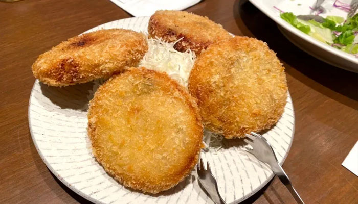 Japanese Kobe beef croquettes served on a plate. — Asahiya