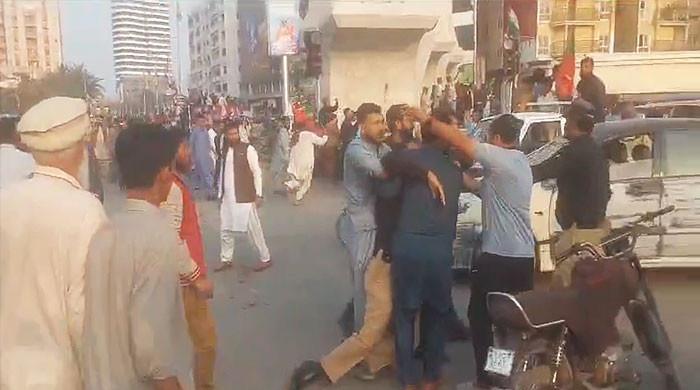 Karaçi polisiyle yaşanmış olan çatışmanın peşinden PTI çalışanlarına karşı FIR tescil edildi