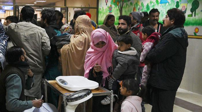 Pneumonia grips Pakistan as hundreds succumb to respiratory illness
