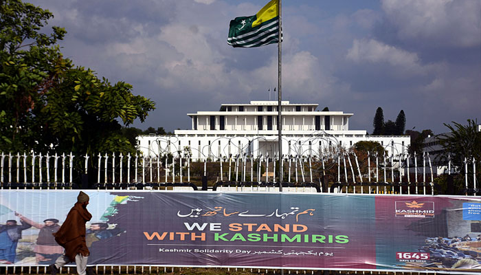 صدارتی محل کے سامنے کانسٹی ٹیوشن ایونیو کے ساتھ آویزاں کشمیر کے جھنڈے اور بینرز کا منظر۔  وفاقی دارالحکومت میں یوم یکجہتی کشمیر کے موقع پر - آن لائن