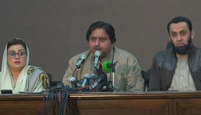 Pakistan Muslim League-Nawaz (PML-N) leaders Malik Ahmad Khan (centre), Azma Bukhari (left) and Attaullah Tarar (right). — YouTube screengrab/Geo News