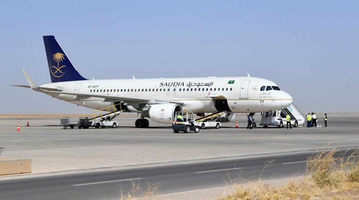 طائرة سعودية تهبط اضطراريا في كراتشي بعد أن “رفضت” الهند إنزال راكب مسلم مريض