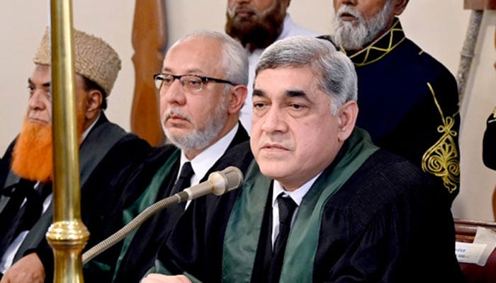 Sindh High Court Chief Justice Aqeel Ahmed Abbasi (right). — APP/File