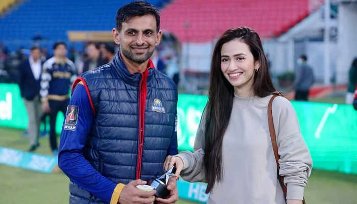 Sana Javed ve Shoaib Malik, 22 Şubat 2024'te Lahor'daki Kaddafi Stadyumu'nda görülebilir. — Instagram/@sanajaved