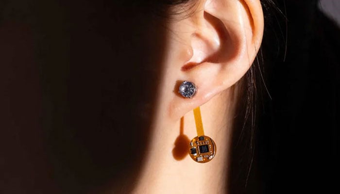 Image of a thermal earring that can measure skin temperature. — University of Washington/File