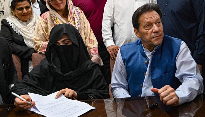 Pakistan Tehreek-e-Insaf founder Imran Khan and his spouse Bushra Bibi. —AFP/APP/File