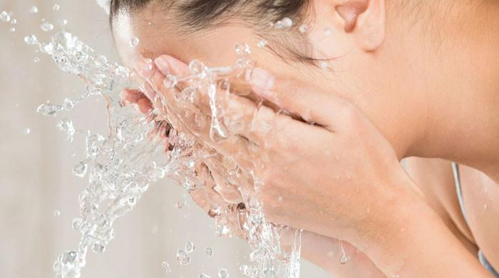Dermatologlar niçin sabahları yüzünüzü yıkamanızı istemiyor?