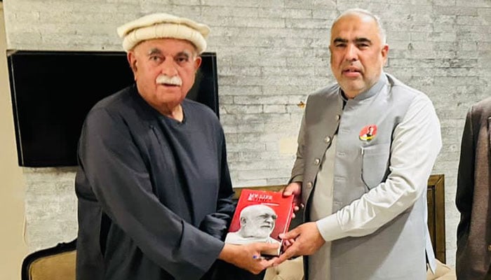 Chairman PkMAP Mahmood Khan Achakzai presented the autobiography of Khan Shaheed Abdul Samad Khan Achakzai, My Life and Times, to PTI leader Asad Qaiser on Feb 29, 2024. — X/@MKAchakzaiPKMAP