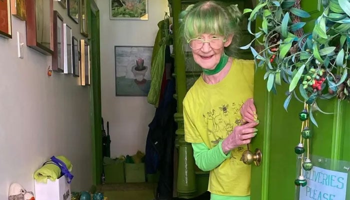 Elizabeth Eaton aka Sweetheart is living her life in color green. — NewYork Post via @greenladyofbrooklyn