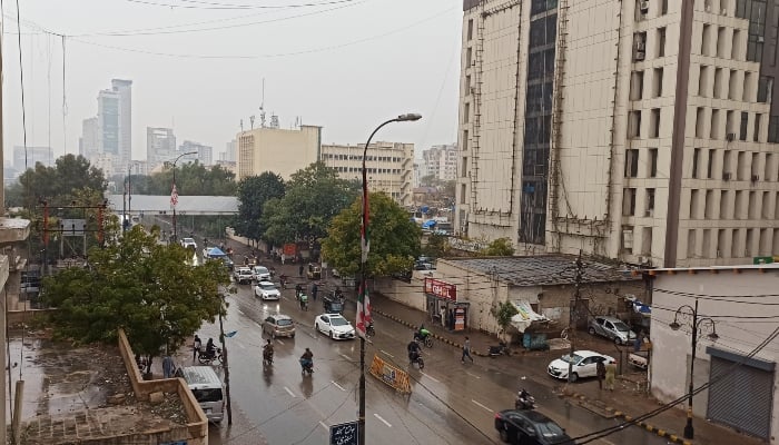 A view of I.I. Chundrigar Road in Karachi while commuters are making their way after a brief spell of rain on March 1, 2024. —Geo.tv