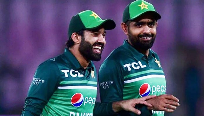 Pakistan wicketkeeper-batter Mohammad Rizwan (left) and former skipper Babar Azam. — AFP/File