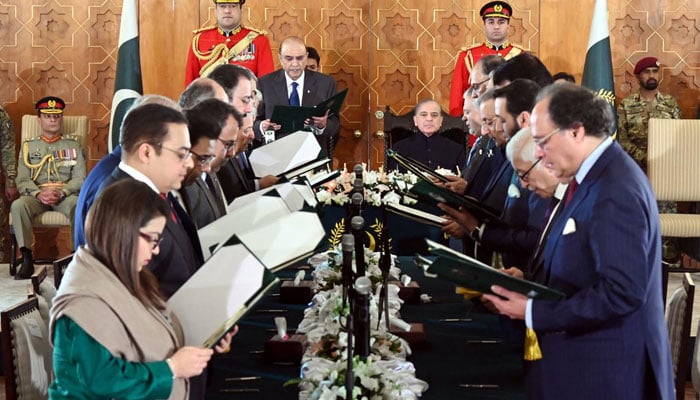 President Asif Zardari administers oath to federal cabinet on March 11, 2024. — PID