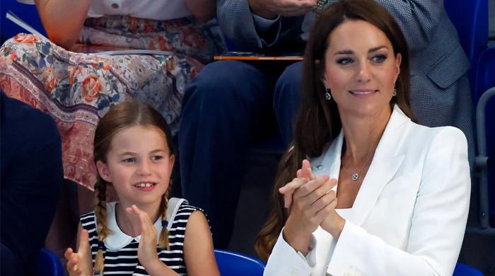 Принцесса Кейт болеет за детей на теннисном корте в Виндзоре.