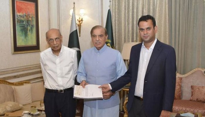 Renowned businessman Mian Muhammad Mansha (left) along with his son Hassan Mansha called on Prime Minister Shehbaz Sharif in Lahore on October 2, 2022. — Instagram/@pmlnawazofficial