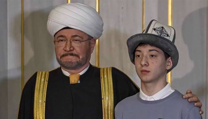 Muslim teen Islam Khalilov (right) honoured by Russia for bravery during Moscow attack. — Anadulo/File