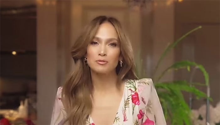 Jennifer Lopez hosts Delola Cocktail tutorial in luxurious setting.