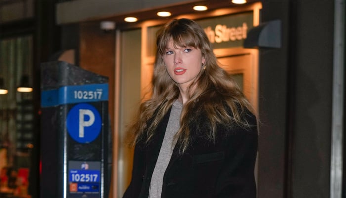 Taylor Swift lets loose with friends at L.A bar sans Travis Kelce